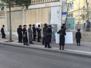 بالفيديو: تظاهرة للمتدينين اليهود أمام المحكمة العسكرية في مدينة يافا رفضاً للتجنيد